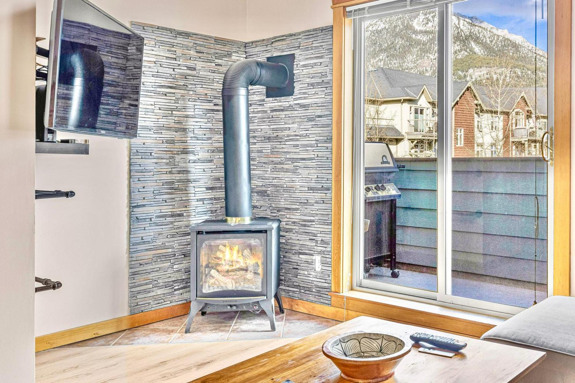 Canmore Mountain View Loft Apartment Heated Outdoor Pool Exterior foto