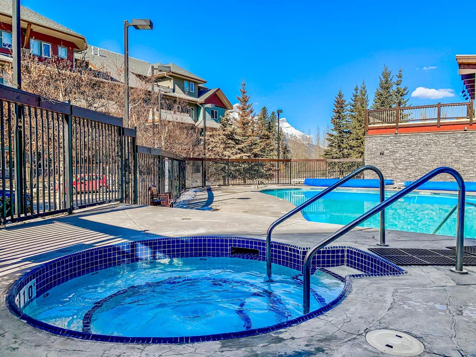 Canmore Mountain View Loft Apartment Heated Outdoor Pool Exterior foto