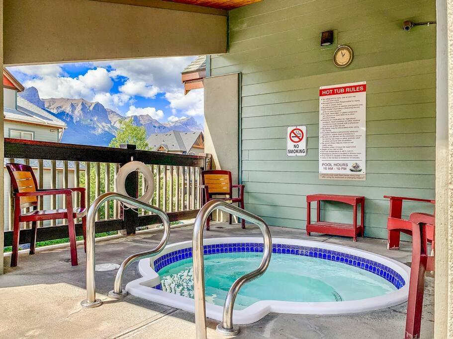 Canmore Mountain View Loft Apartment Heated Outdoor Pool Exterior foto